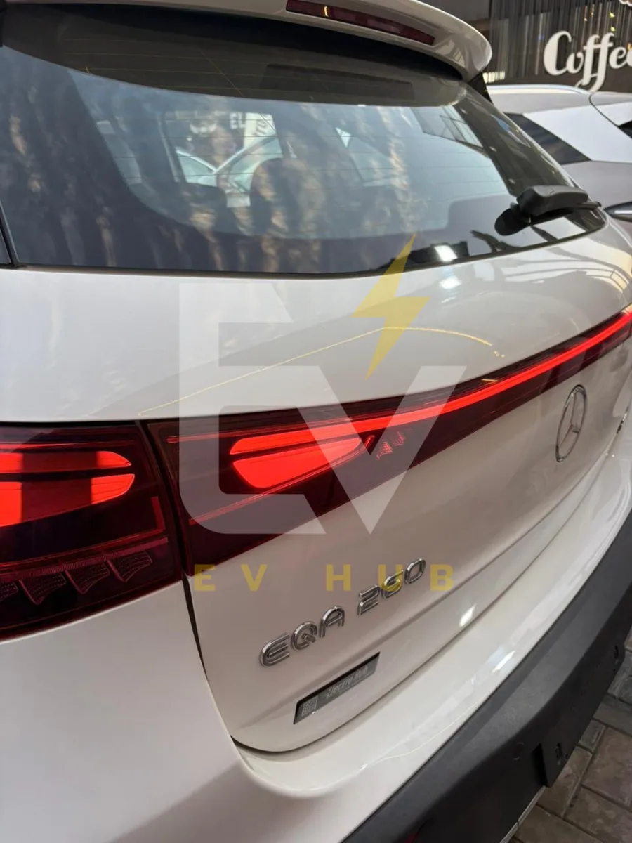 MERCEDES EQA260